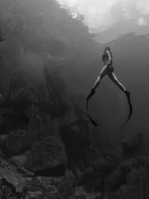 潛水拍照新姿勢，放下你的剪刀手，我們來(lái)這樣拍