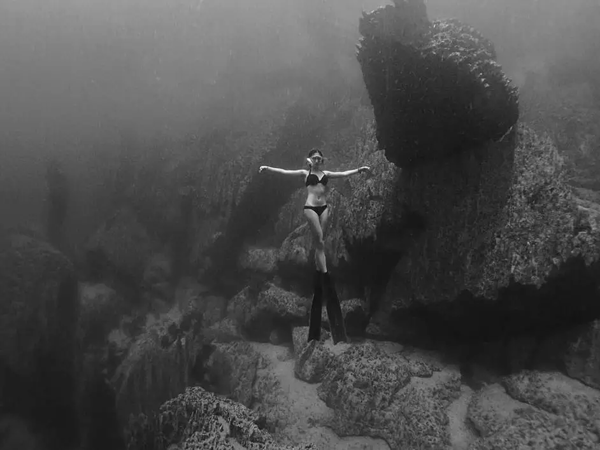 潛水拍照新姿勢，放下你的剪刀手，我們來(lái)這樣拍