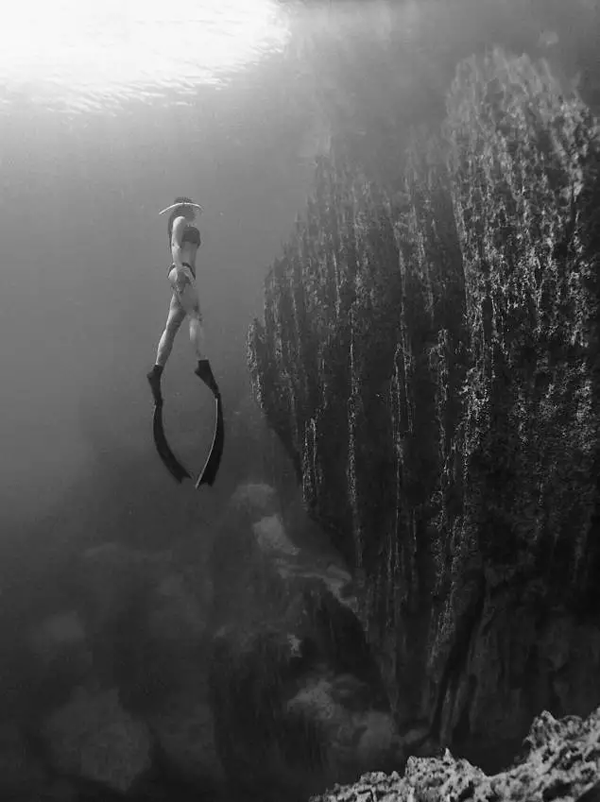 潛水拍照新姿勢，放下你的剪刀手，我們來(lái)這樣拍