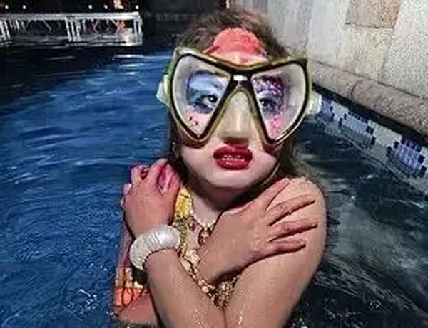 潛水拍照新姿勢，放下你的剪刀手，我們來(lái)這樣拍