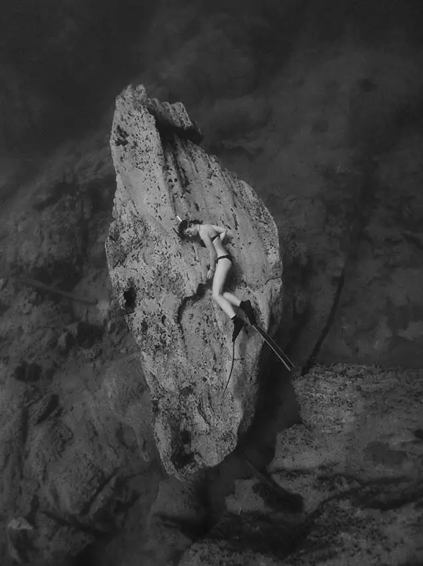 潛水拍照新姿勢，放下你的剪刀手，我們來(lái)這樣拍