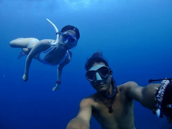 潛水拍照新姿勢，放下你的剪刀手，我們來(lái)這樣拍