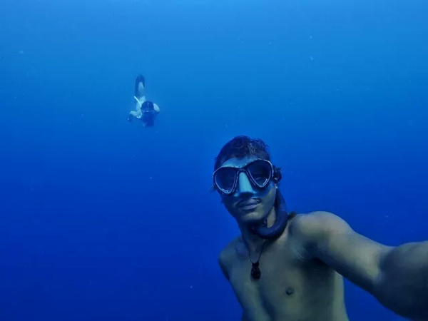 潛水拍照新姿勢，放下你的剪刀手，我們來(lái)這樣拍