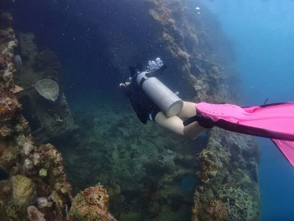 潛水拍照新姿勢，放下你的剪刀手，我們來(lái)這樣拍