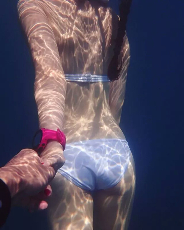 潛水拍照新姿勢，放下你的剪刀手，我們來(lái)這樣拍