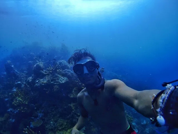 潛水拍照新姿勢，放下你的剪刀手，我們來(lái)這樣拍