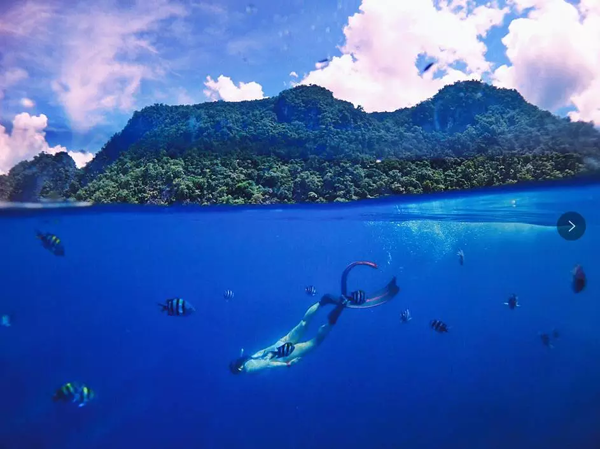 潛水拍照新姿勢，放下你的剪刀手，我們來(lái)這樣拍