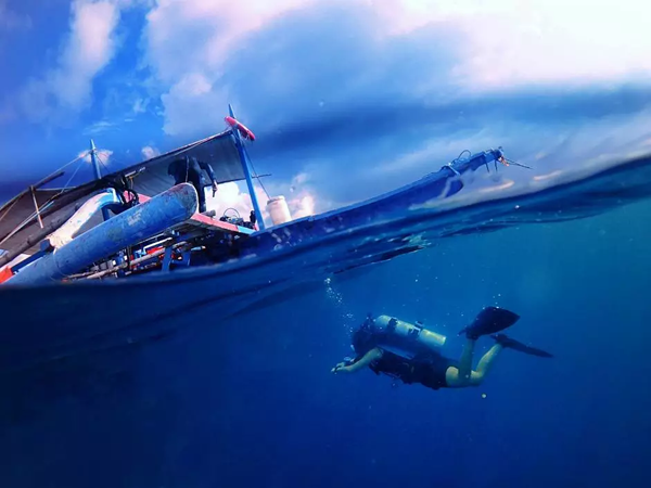 潛水拍照新姿勢，放下你的剪刀手，我們來(lái)這樣拍